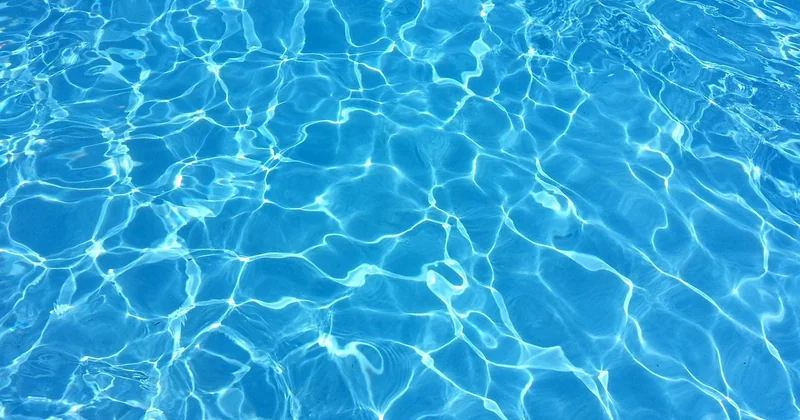 Poser une bâche sur un bassin sans margelle : la méthode qui marche