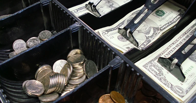 Où trouver une caisse à monnaie, et pourquoi le magasin physique garde un avantage