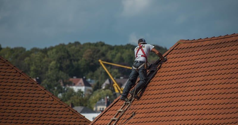 Bâche pour toiture : la solution qui protège vraiment votre maison